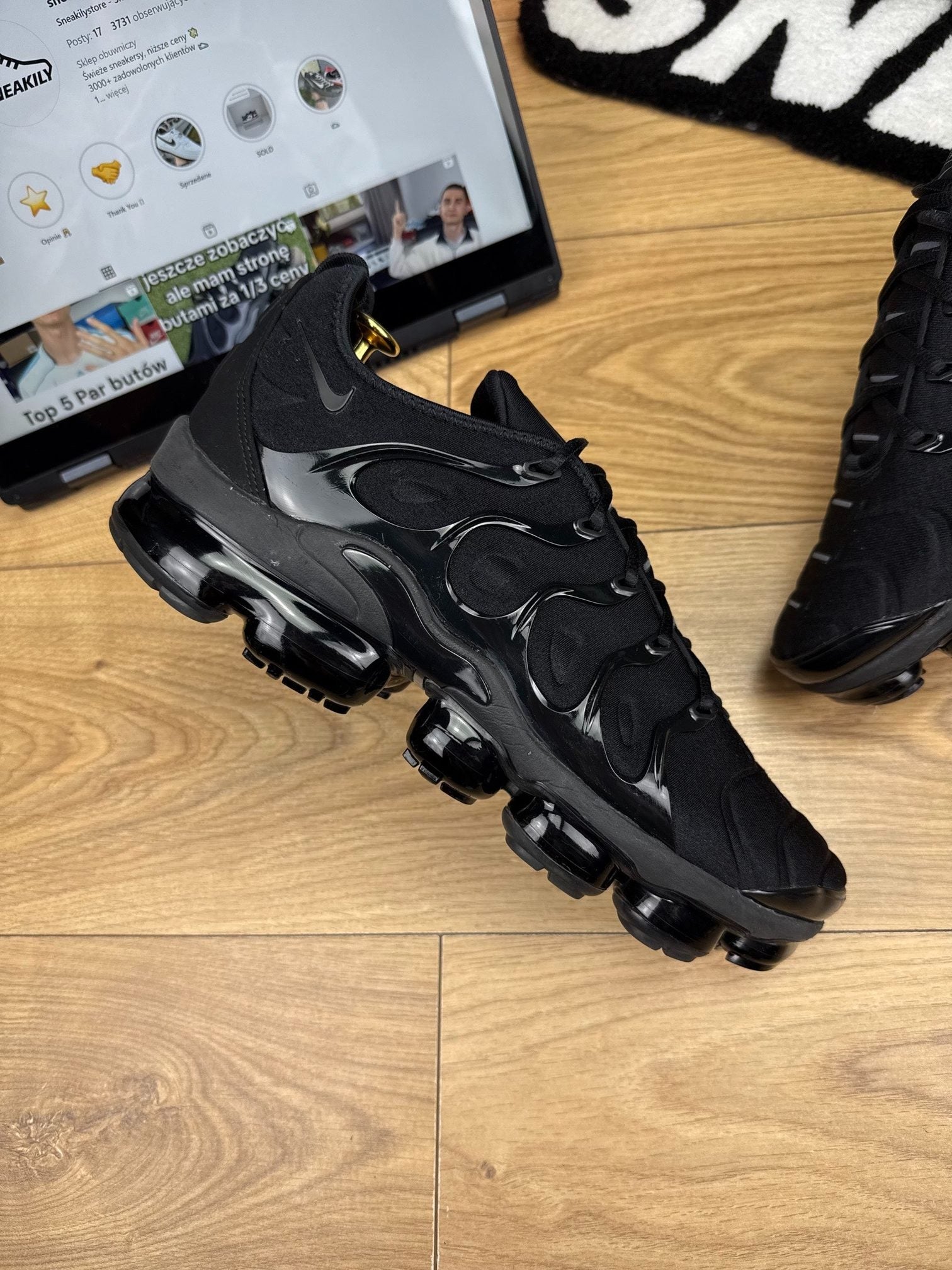 Nike Air VaporMax Plus Triple Black — buty sportowe męskie w bardzo dobrym stanie rozmiar 45.5, zewnętrzny panel prawego buta