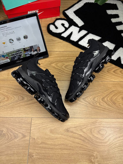Nike Air VaporMax Plus Triple Black — buty sportowe męskie w bardzo dobrym stanie rozmiar 45.5, widok z góry na wewnętrzną stronę butów
