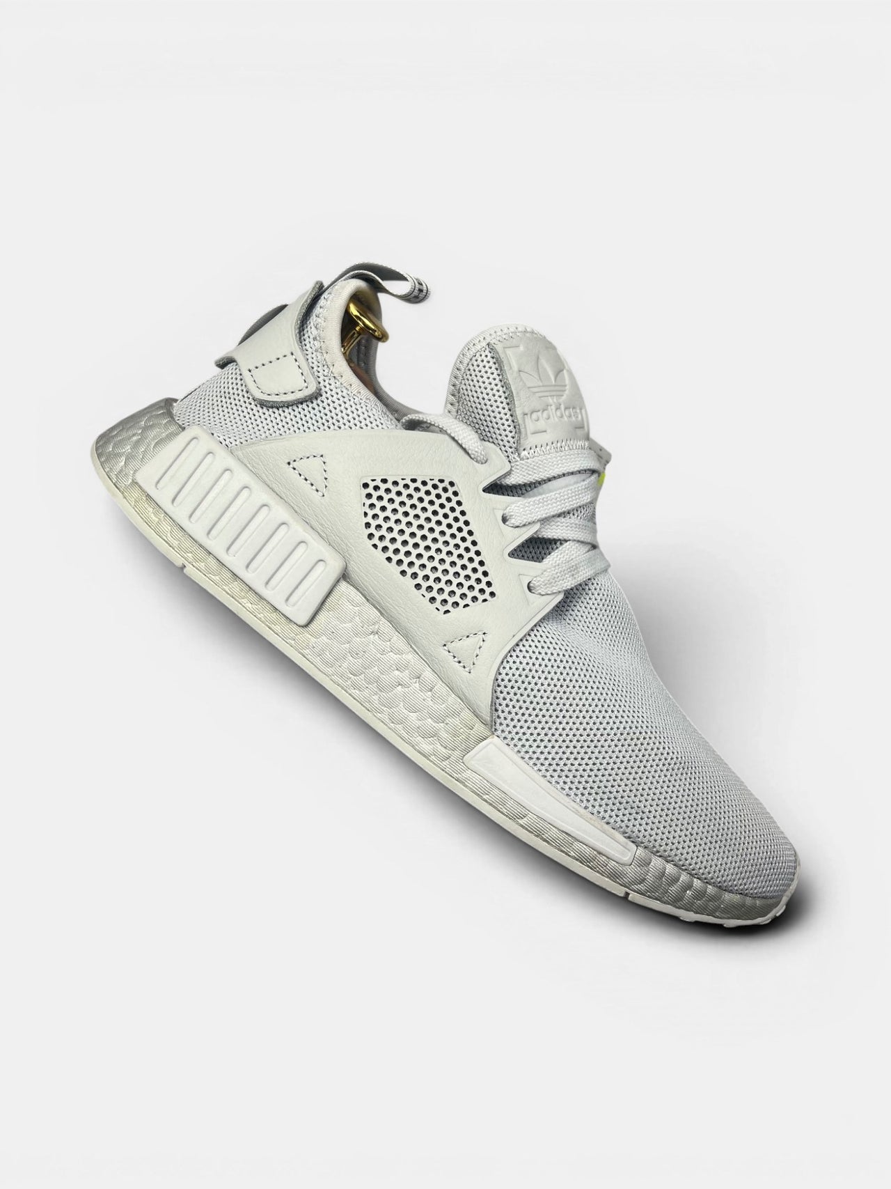 Adidas NMD_XR1 Triple Grey — buty sportowe męskie nowe rozmiar 42 2/3, zewnętrzny panel prawego buta