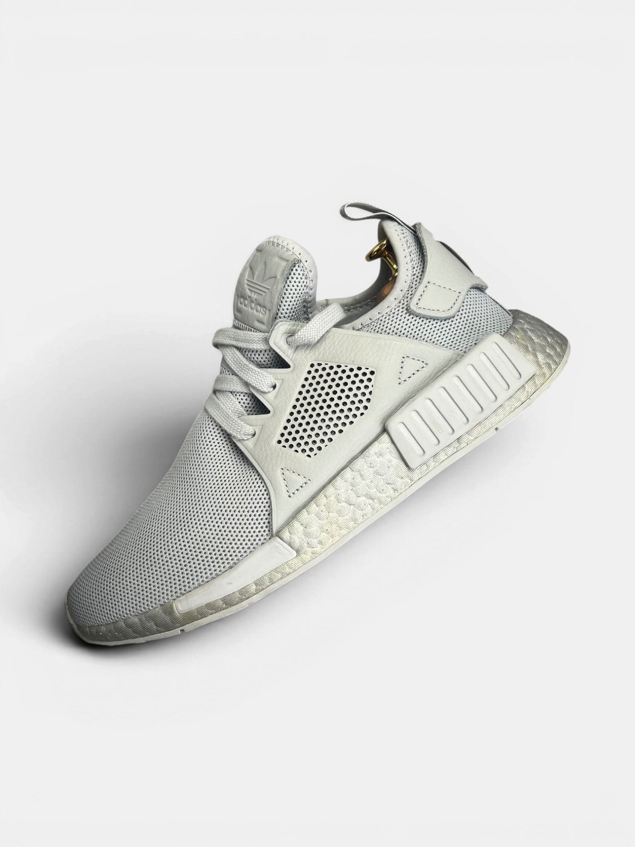 Adidas NMD_XR1 Triple Grey — buty sportowe męskie nowe rozmiar 42 2/3, zewnętrzny panel lewego buta