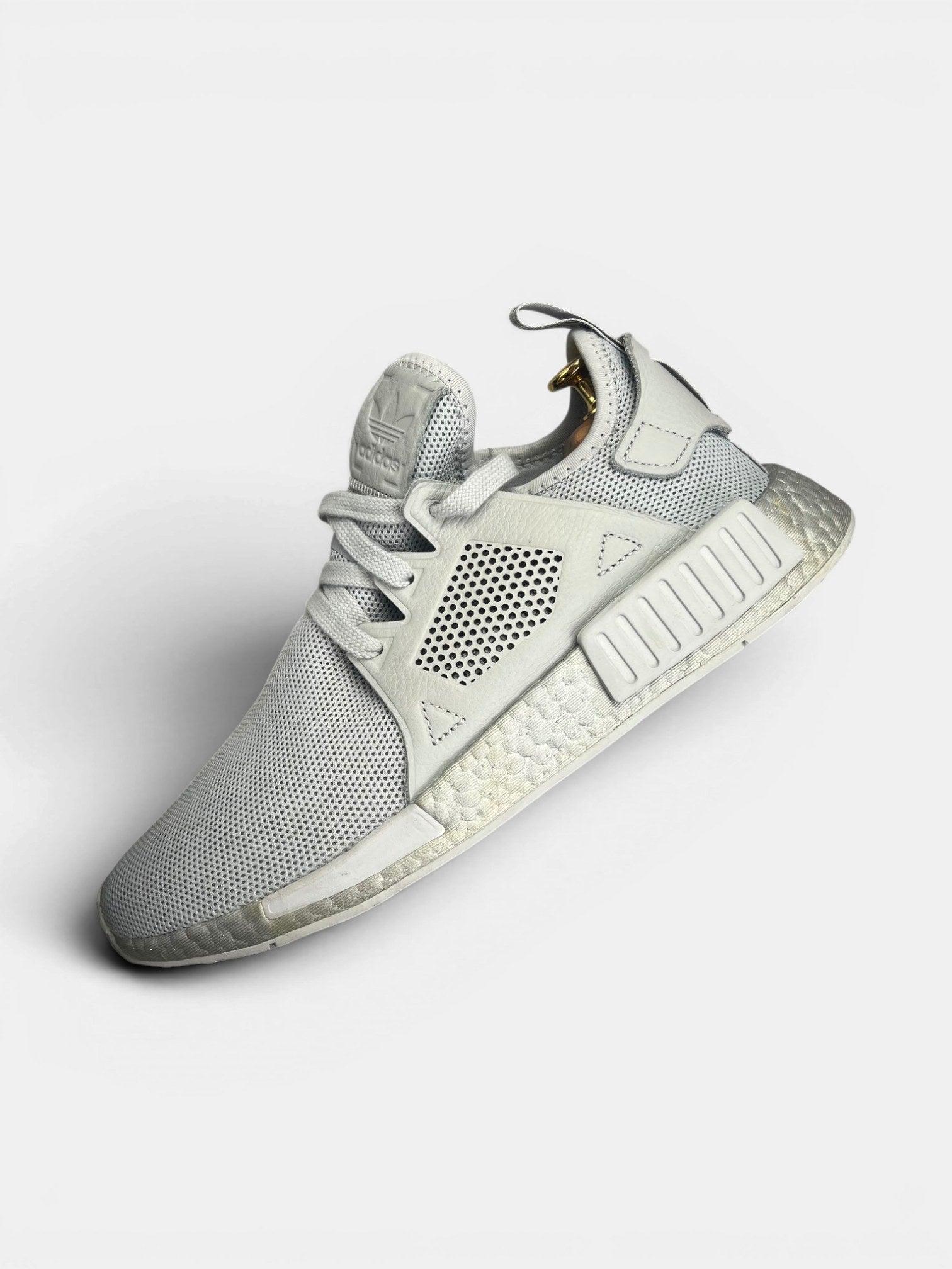 Adidas NMD_XR1 Triple Grey — buty sportowe męskie nowe rozmiar 42 2/3, zewnętrzny panel lewego buta