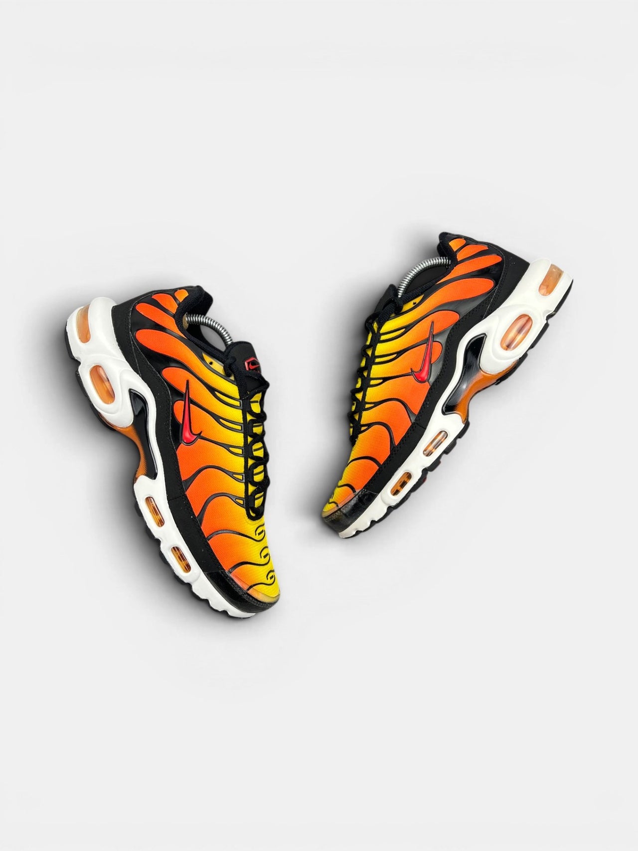 Nike Air Max Plus Sunset — buty sportowe męskie w bardzo dobrym stanie rozmiar 44, widok z góry na zewnętrzną stronę butów
