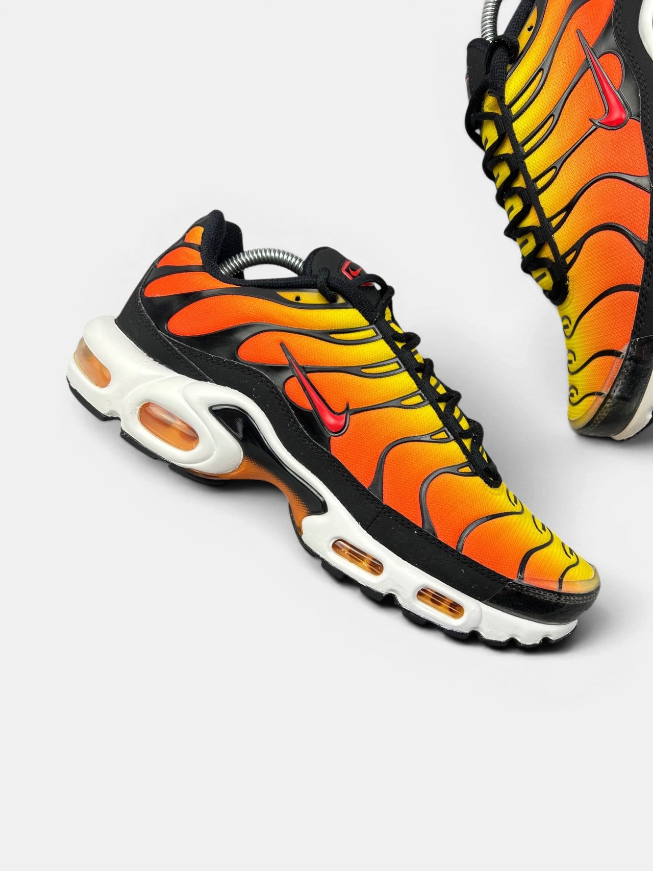 Nike Air Max Plus Sunset — buty sportowe męskie w bardzo dobrym stanie rozmiar 44, zewnętrzny panel prawego buta