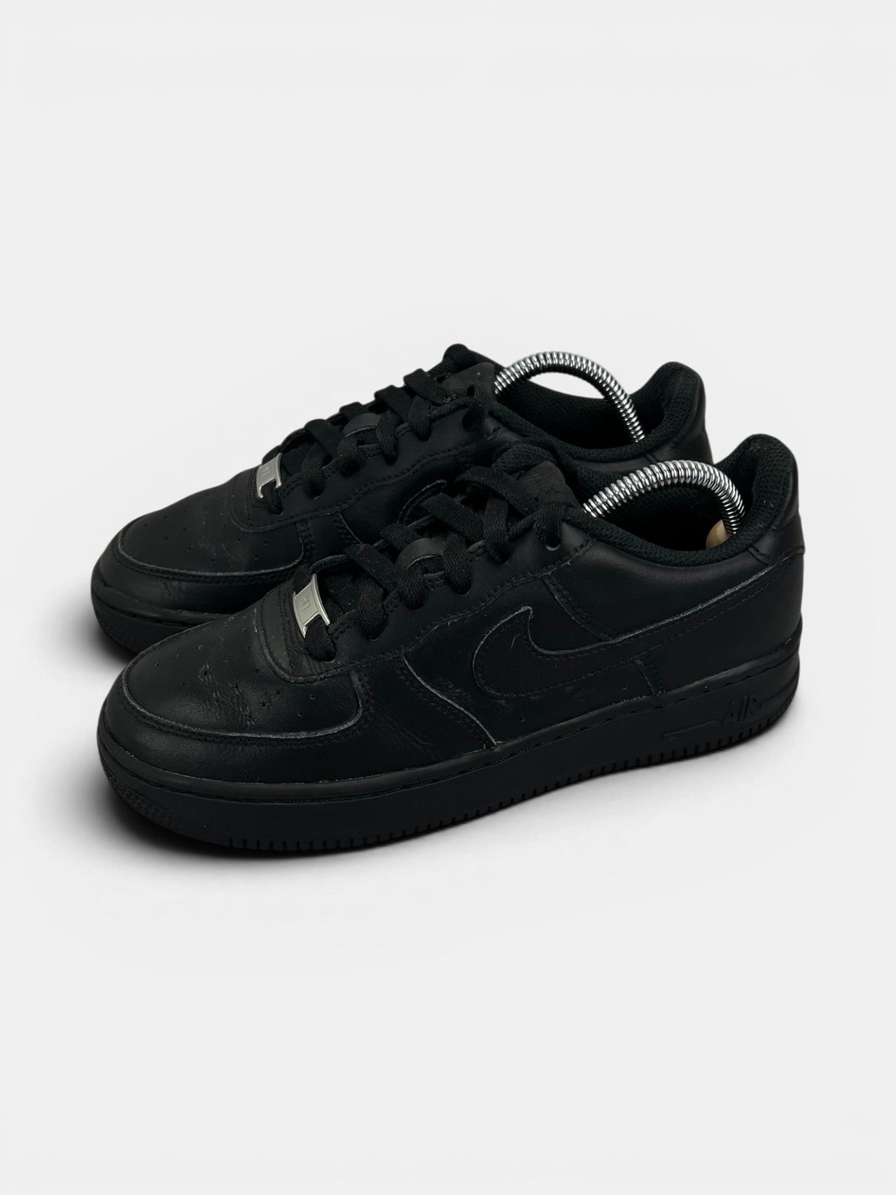 Nike Air Force 1 Low Triple Black — buty sportowe damskie w dobrym stanie rozmiar 38, widok z boku