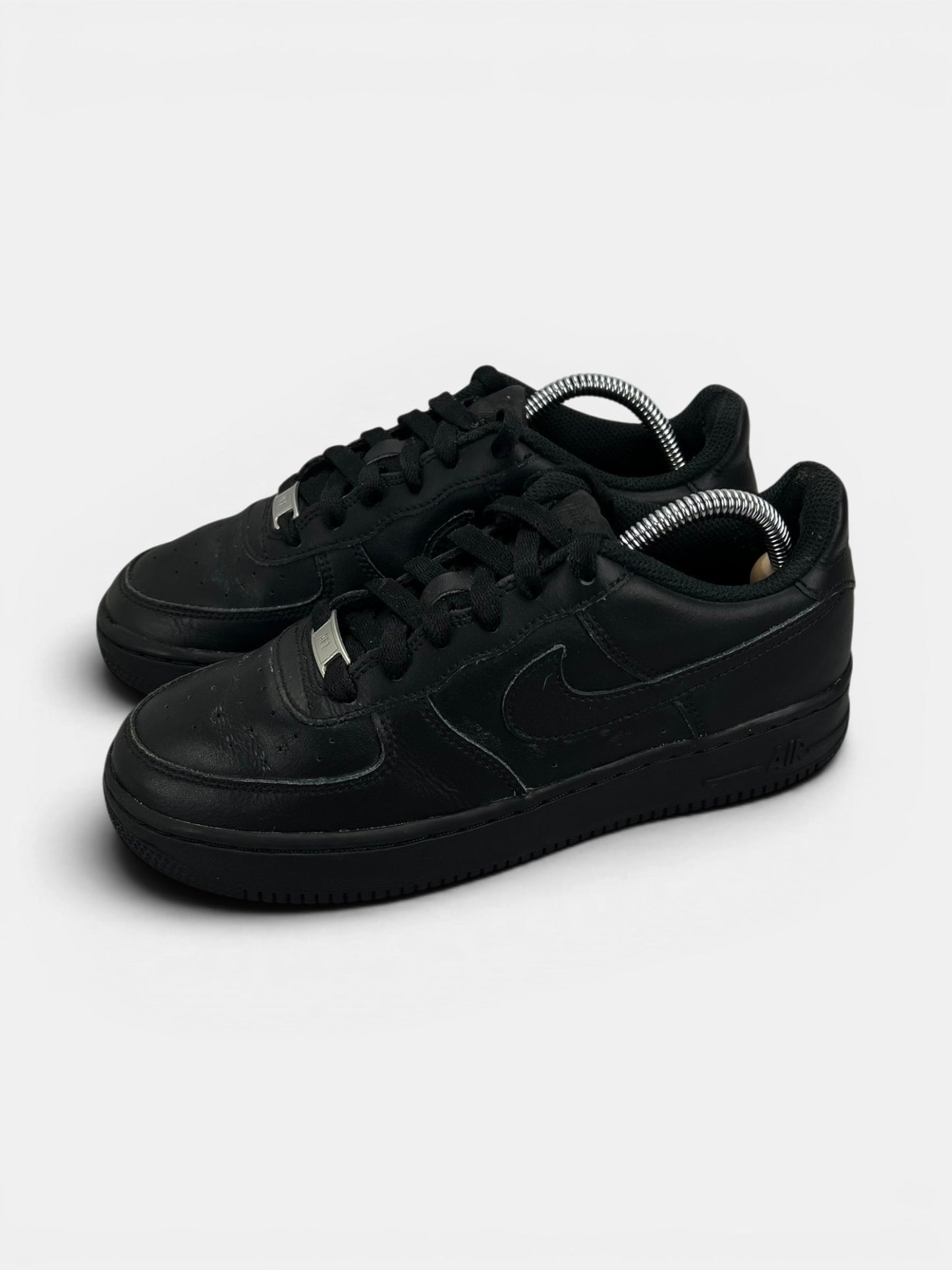 Nike Air Force 1 Low Triple Black — buty sportowe damskie w dobrym stanie rozmiar 38, widok z boku