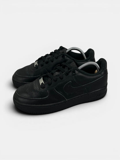 Nike Air Force 1 Low Triple Black — buty sportowe damskie w dobrym stanie rozmiar 38, widok z boku