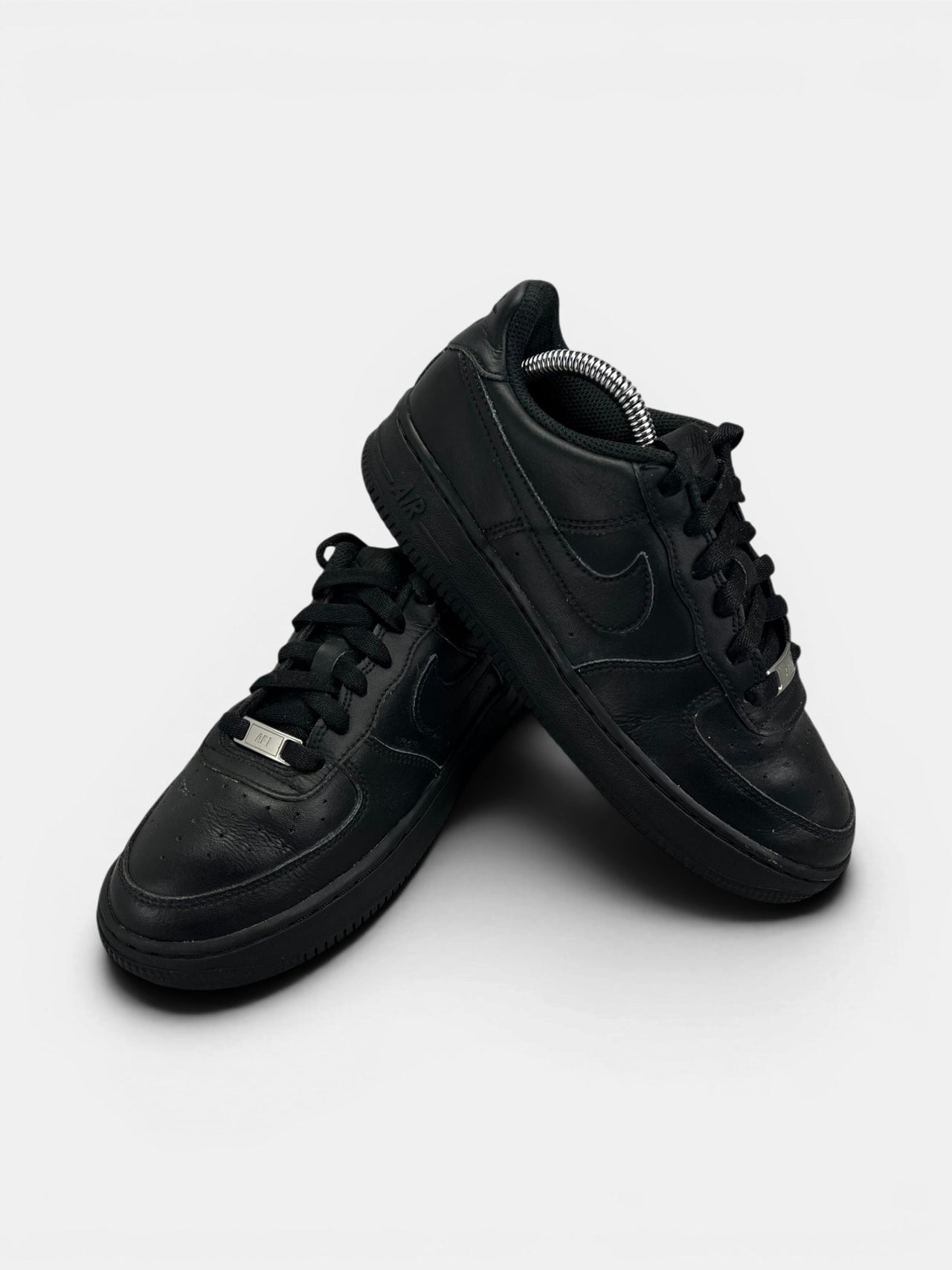Nike Air Force 1 Low Triple Black — buty sportowe damskie w dobrym stanie rozmiar 38, boczny profil