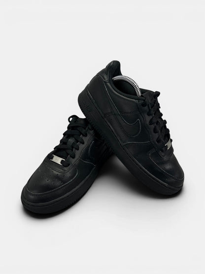 Nike Air Force 1 Low Triple Black — buty sportowe damskie w dobrym stanie rozmiar 38, boczny profil