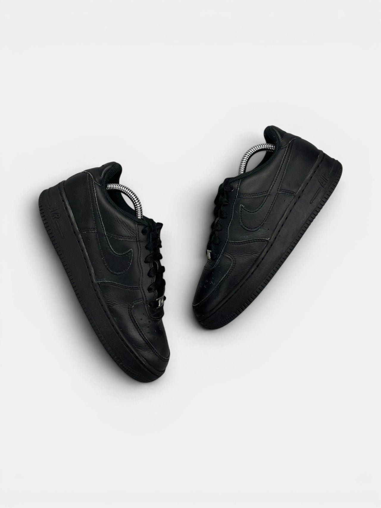 Nike Air Force 1 Low Triple Black — buty sportowe damskie w dobrym stanie rozmiar 38, widok z góry na zewnętrzną stronę butów