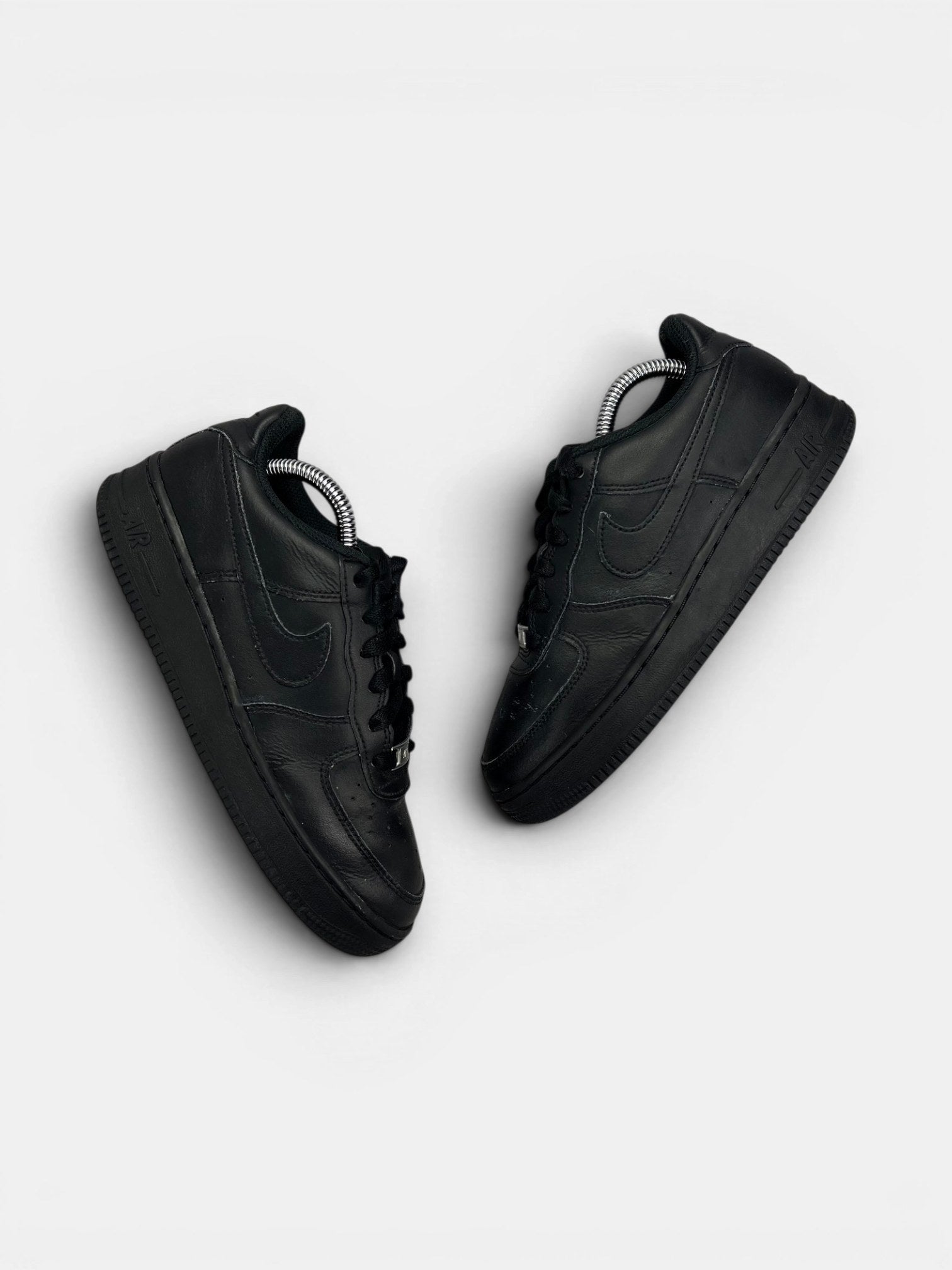 Nike Air Force 1 Low Triple Black — buty sportowe damskie w dobrym stanie rozmiar 38, widok z góry na zewnętrzną stronę butów