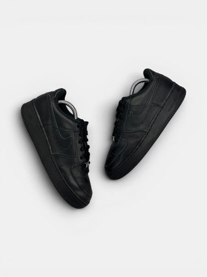 Nike Air Force 1 Low Triple Black — buty sportowe damskie w dobrym stanie rozmiar 38, widok z góry na zewnętrzną stronę butów