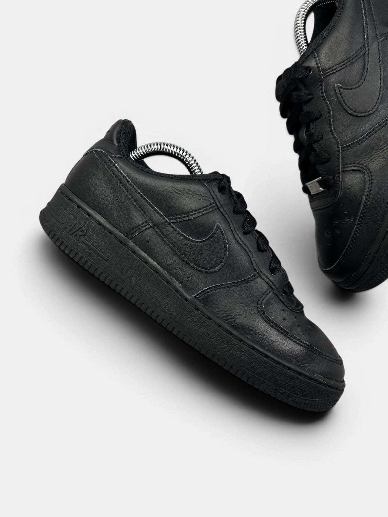 Nike Air Force 1 Low Triple Black — buty sportowe damskie w dobrym stanie rozmiar 38, zewnętrzny panel prawego buta