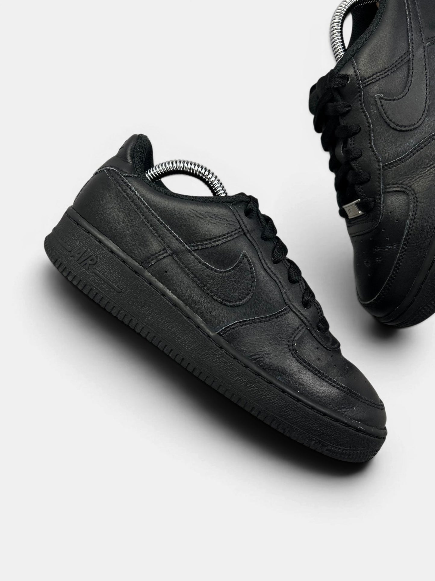 Nike Air Force 1 Low Triple Black — buty sportowe damskie w dobrym stanie rozmiar 38, zewnętrzny panel prawego buta