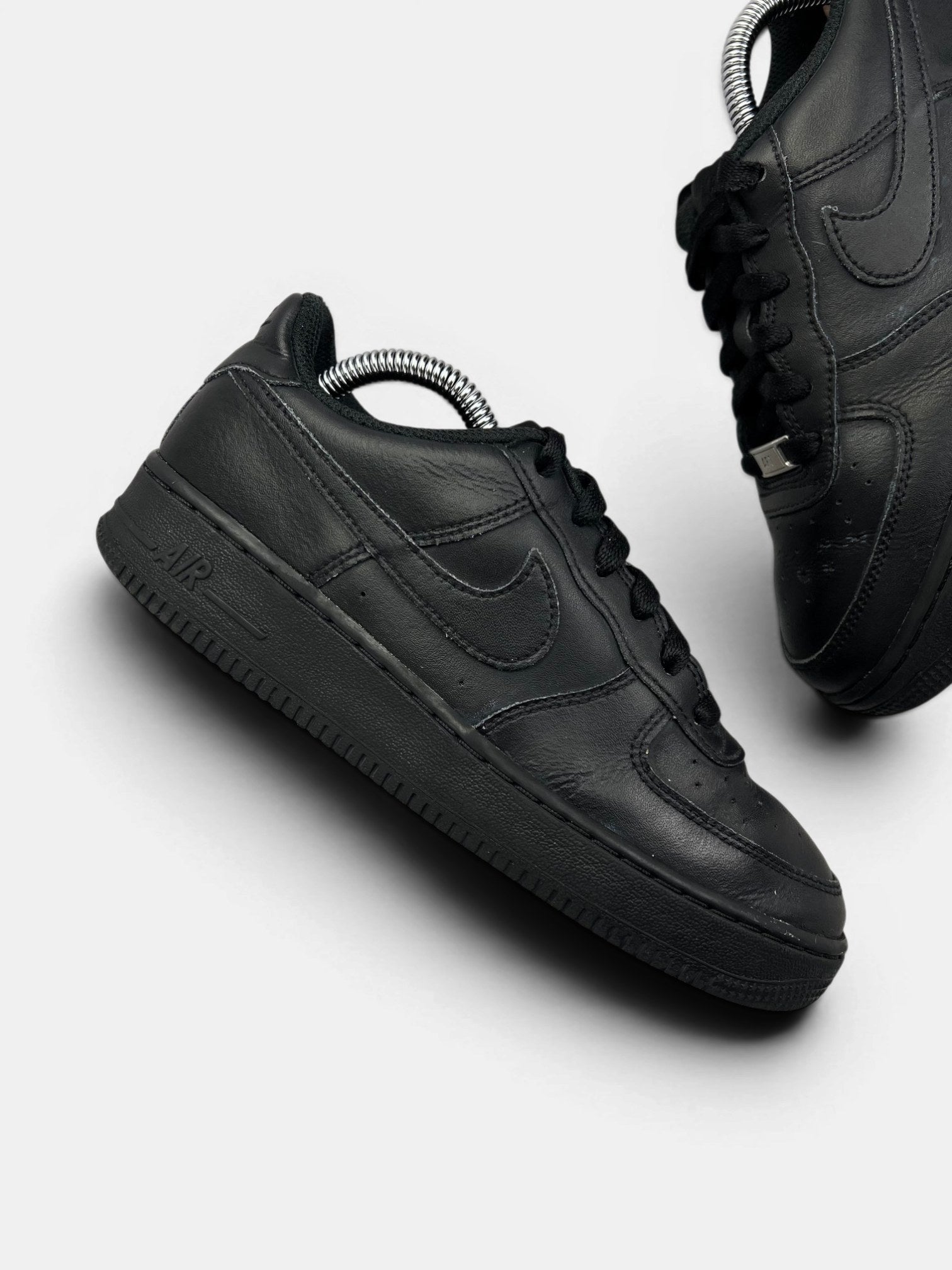 Nike Air Force 1 Low Triple Black — buty sportowe damskie w dobrym stanie rozmiar 38, zewnętrzny panel prawego buta