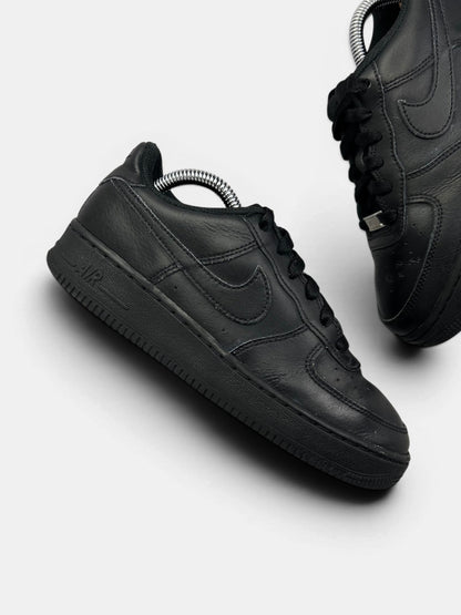 Nike Air Force 1 Low Triple Black — buty sportowe damskie w dobrym stanie rozmiar 38, zewnętrzny panel prawego buta