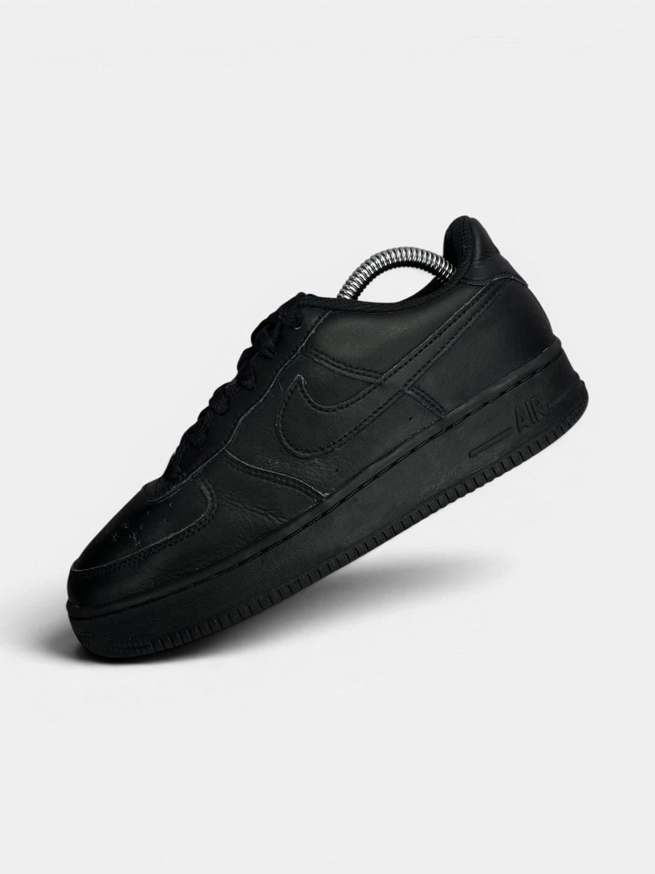 Nike Air Force 1 Low Triple Black — buty sportowe damskie w dobrym stanie rozmiar 38, zewnętrzny panel lewego buta
