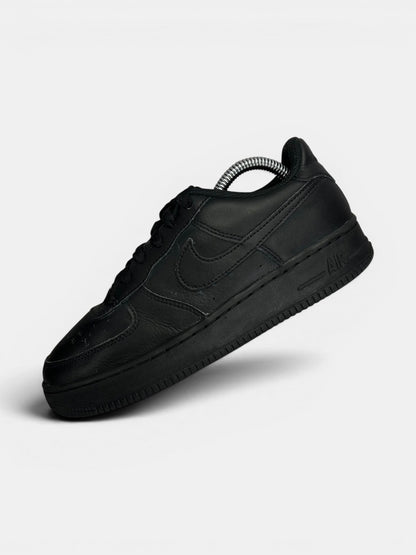 Nike Air Force 1 Low Triple Black — buty sportowe damskie w dobrym stanie rozmiar 38, zewnętrzny panel lewego buta