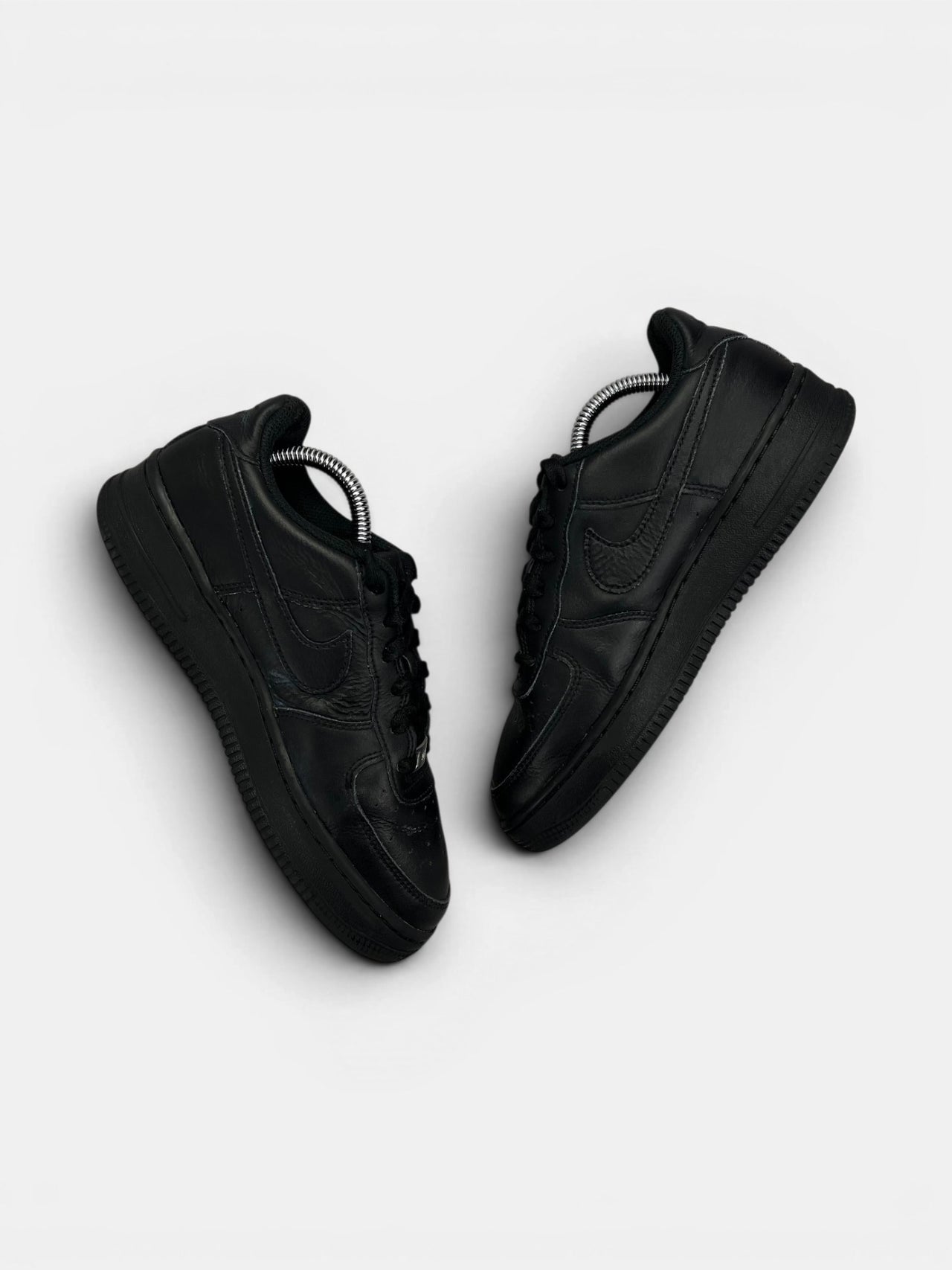 Nike Air Force 1 Low Triple Black — buty sportowe damskie w dobrym stanie rozmiar 38, widok z góry na wewnętrzną stronę butów
