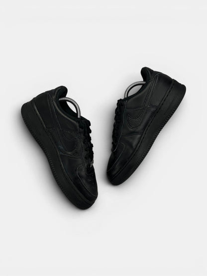 Nike Air Force 1 Low Triple Black — buty sportowe damskie w dobrym stanie rozmiar 38, widok z góry na wewnętrzną stronę butów