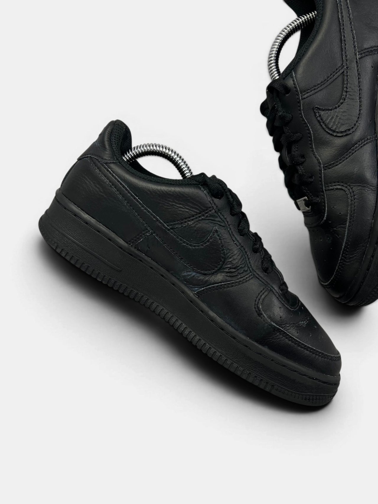 Nike Air Force 1 Low Triple Black — buty sportowe damskie w dobrym stanie rozmiar 38, wewnętrzny panel lewego buta