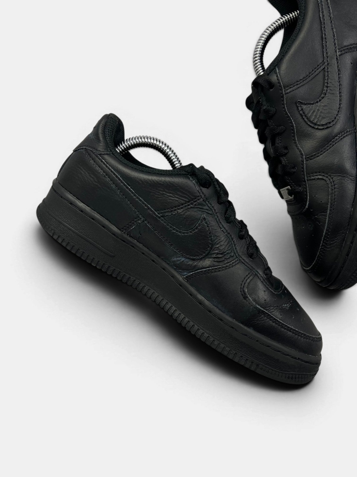 Nike Air Force 1 Low Triple Black — buty sportowe damskie w dobrym stanie rozmiar 38, wewnętrzny panel lewego buta