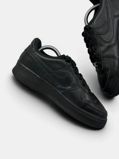 Nike Air Force 1 Low Triple Black — buty sportowe damskie w dobrym stanie rozmiar 38, wewnętrzny panel lewego buta
