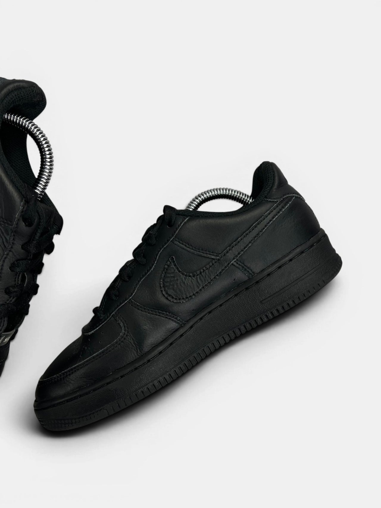 Nike Air Force 1 Low Triple Black — buty sportowe damskie w dobrym stanie rozmiar 38, wewnętrzny panel prawego buta