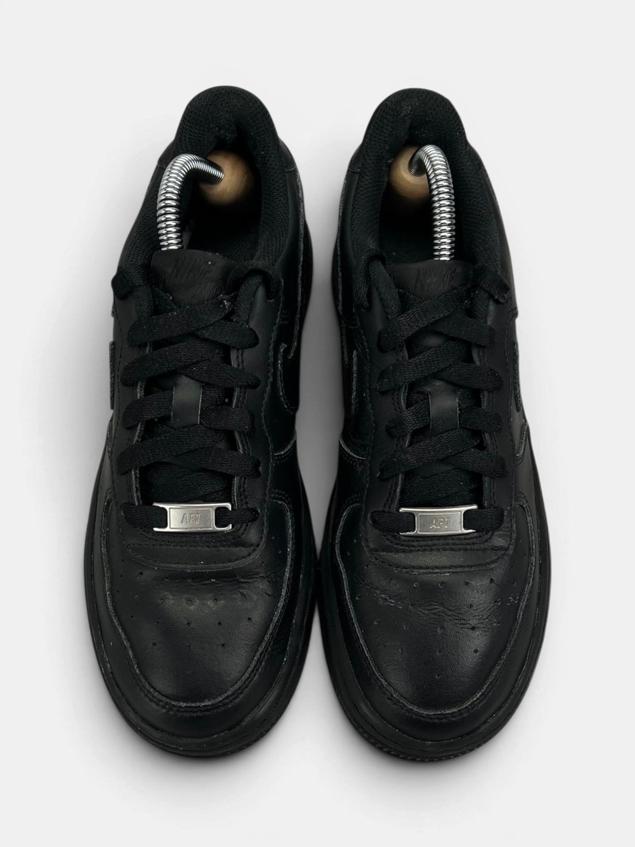 Nike Air Force 1 Low Triple Black — buty sportowe damskie w dobrym stanie rozmiar 38, widok z góry
