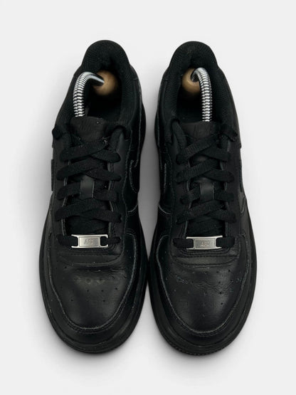 Nike Air Force 1 Low Triple Black — buty sportowe damskie w dobrym stanie rozmiar 38, widok z góry