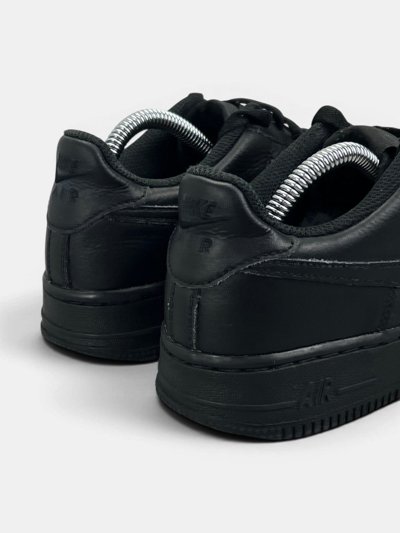 Nike Air Force 1 Low Triple Black — buty sportowe damskie w dobrym stanie rozmiar 38, widok z tyłu