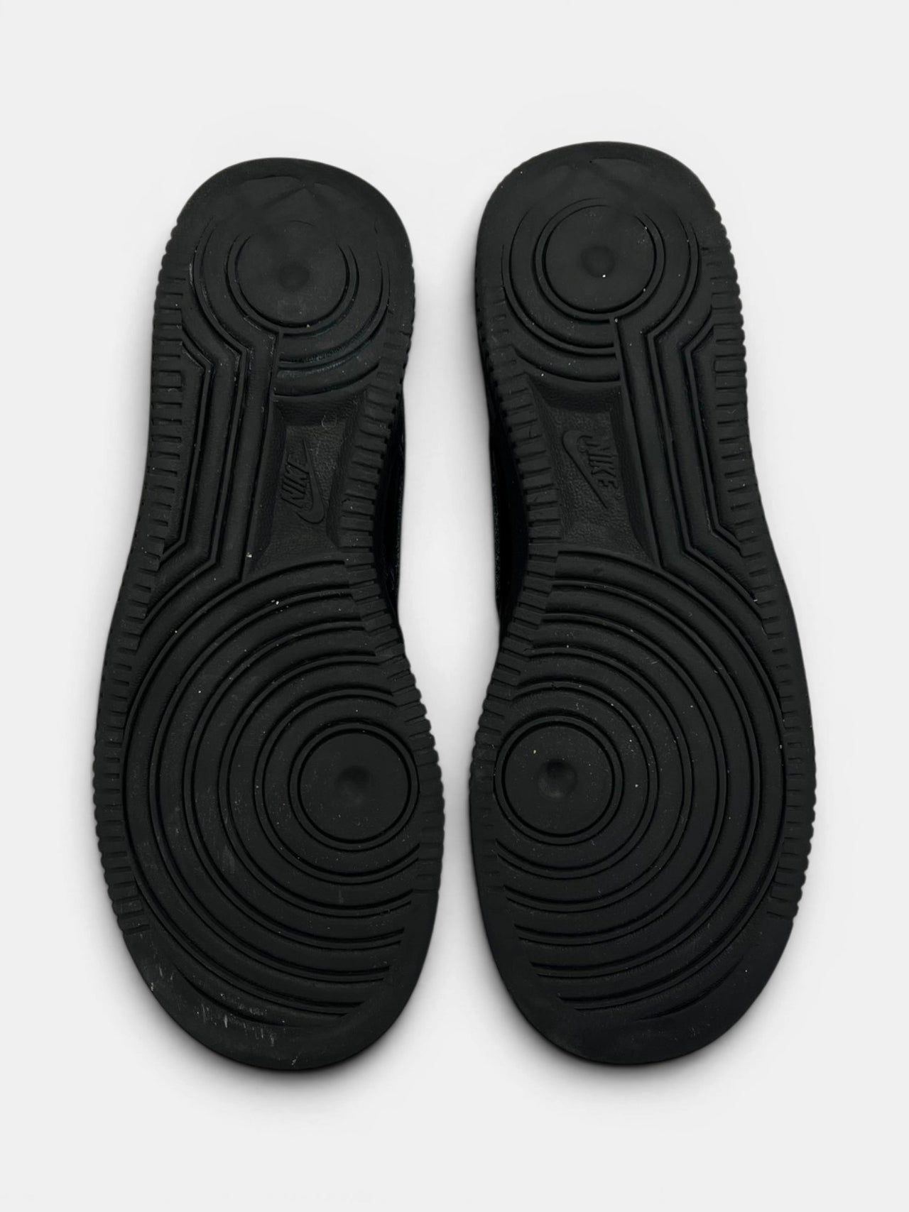 Nike Air Force 1 Low Triple Black — buty sportowe damskie w dobrym stanie rozmiar 38, podeszwa