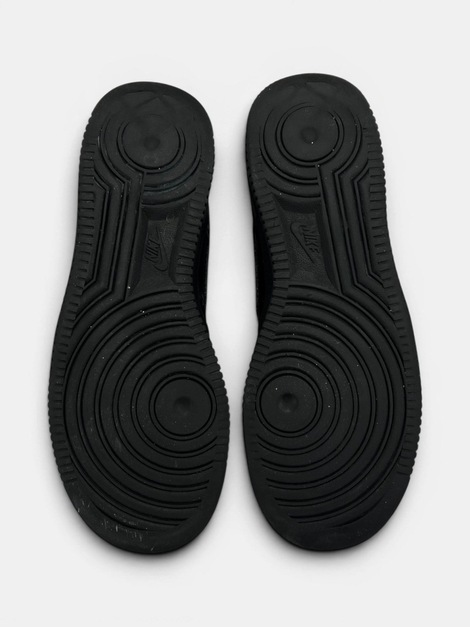 Nike Air Force 1 Low Triple Black — buty sportowe damskie w dobrym stanie rozmiar 38, podeszwa