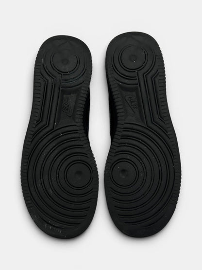 Nike Air Force 1 Low Triple Black — buty sportowe damskie w dobrym stanie rozmiar 38, podeszwa
