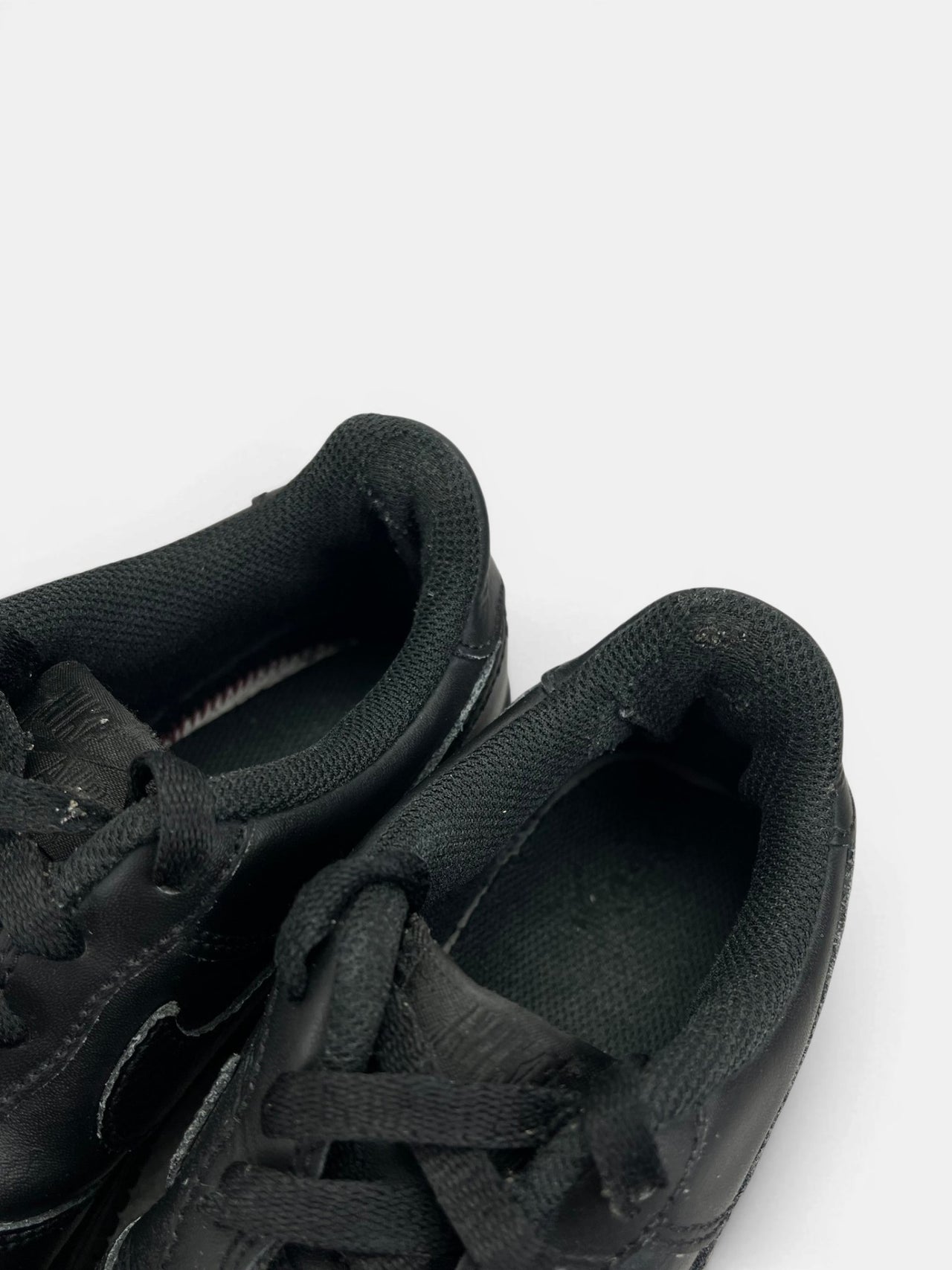 Nike Air Force 1 Low Triple Black — buty sportowe damskie w dobrym stanie rozmiar 38, zapiętki butów