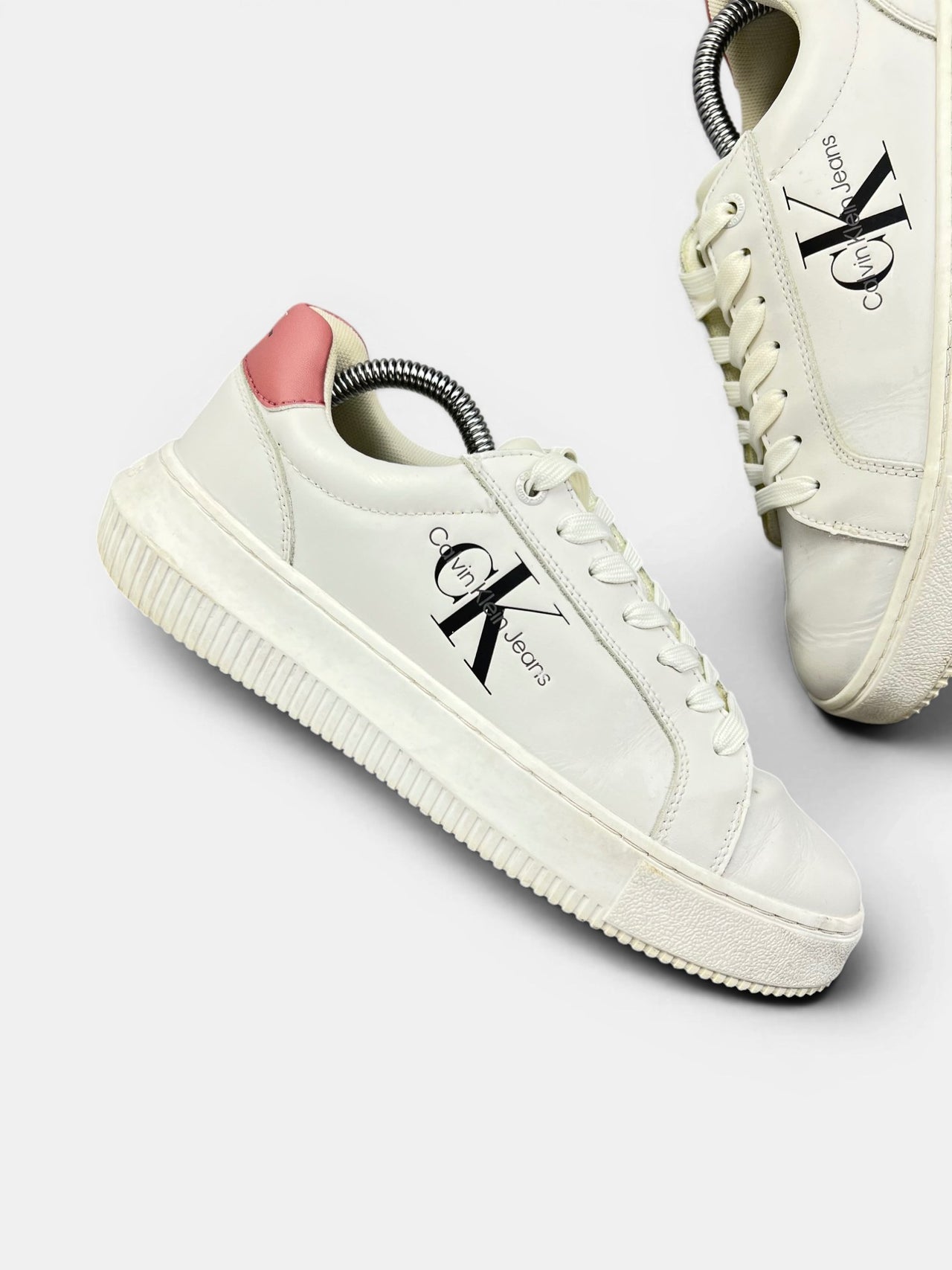 Calvin Klein Jeans Chunky Cupsole Monologo — buty sportowe damskie w bardzo dobrym stanie rozmiar 38, zewnętrzny panel prawego buta