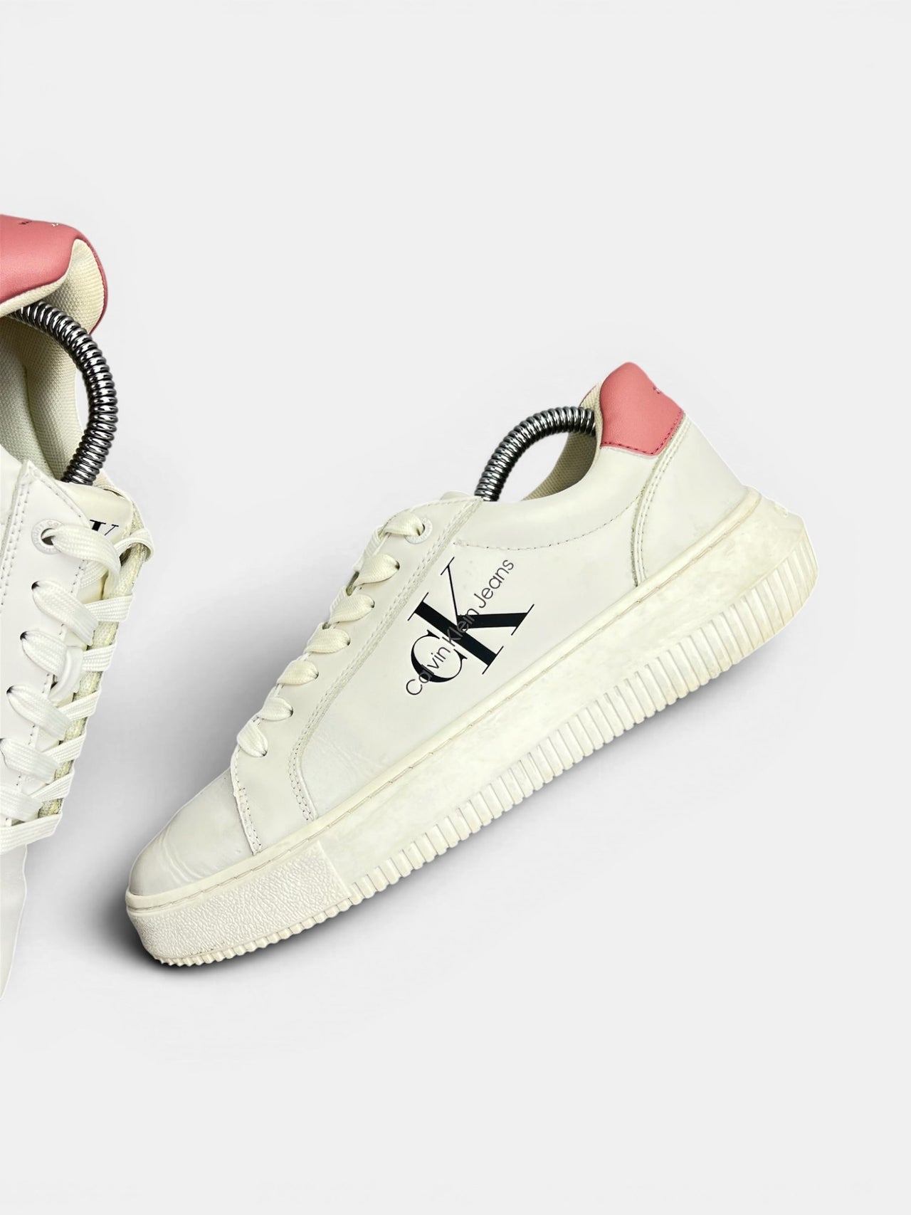 Calvin Klein Jeans Chunky Cupsole Monologo — buty sportowe damskie w bardzo dobrym stanie rozmiar 38, zewnętrzny panel lewego buta