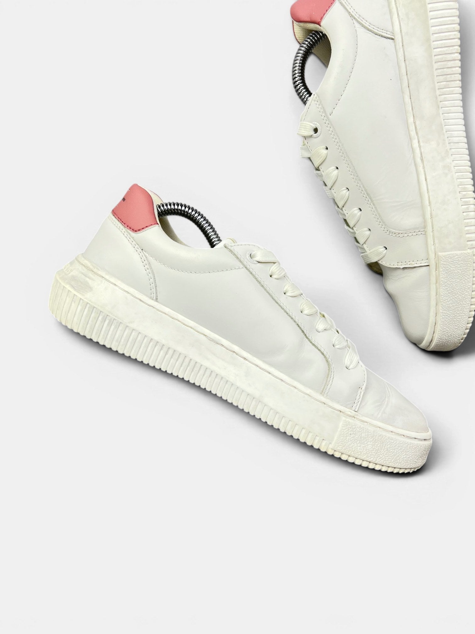 Calvin Klein Jeans Chunky Cupsole Monologo — buty sportowe damskie w bardzo dobrym stanie rozmiar 38, wewnętrzny panel lewego buta