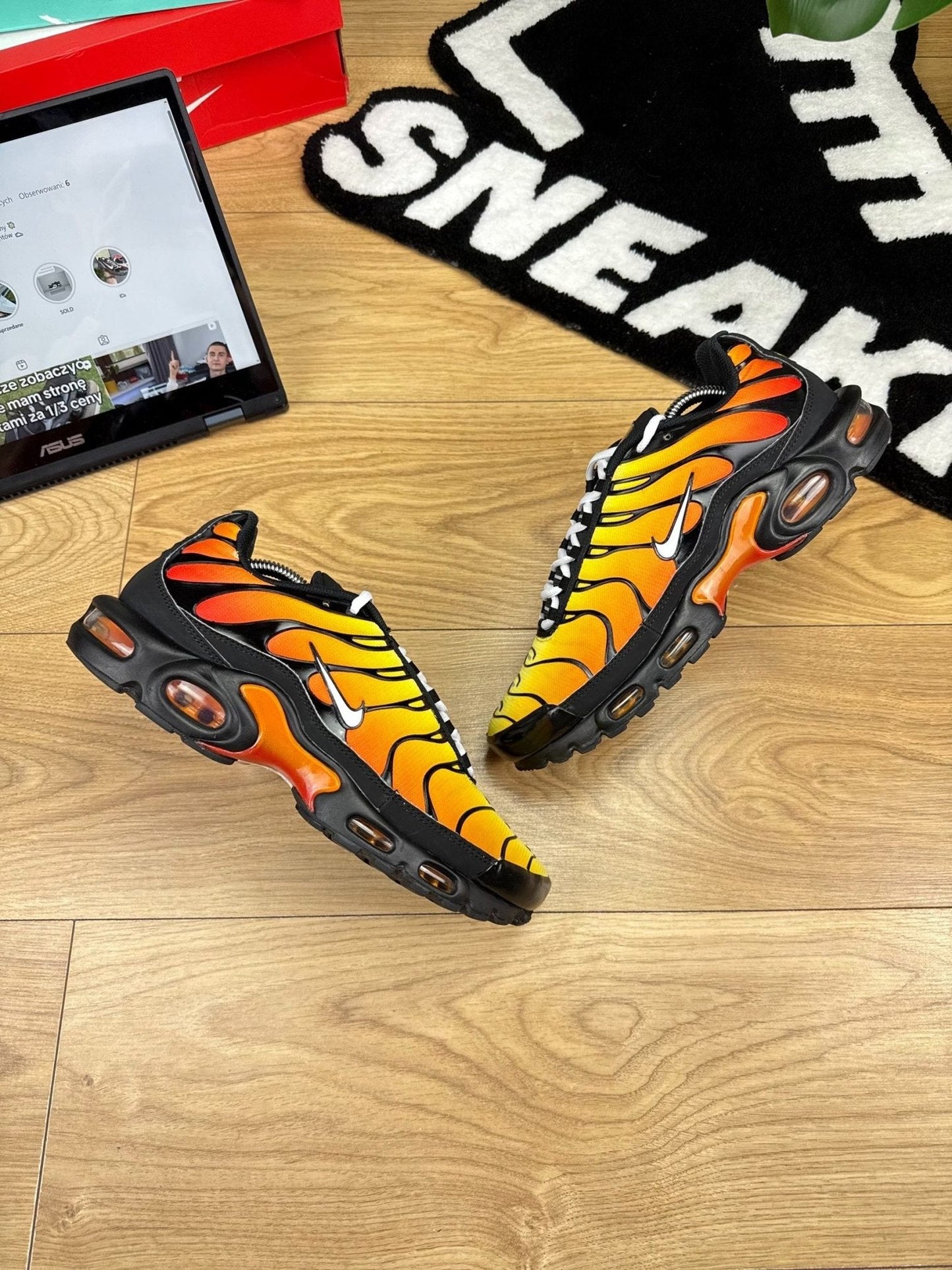 Nike Air Max Plus OG Tiger — buty sportowe męskie w bardzo dobrym stanie rozmiar 45, widok z góry na zewnętrzną stronę butów
