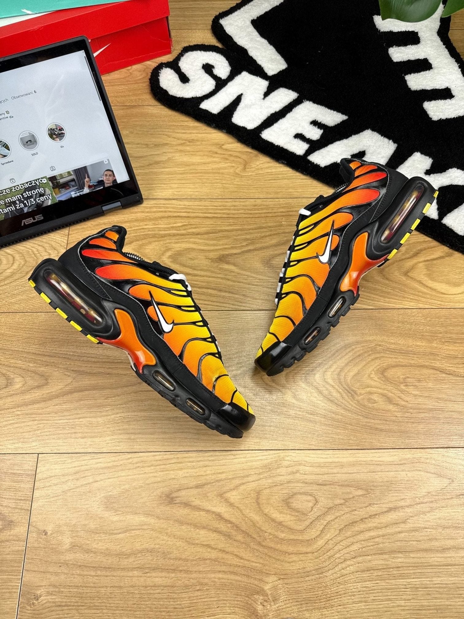 Nike Air Max Plus OG Tiger — buty sportowe męskie w bardzo dobrym stanie rozmiar 45, widok z góry na wewnętrzną stronę butów