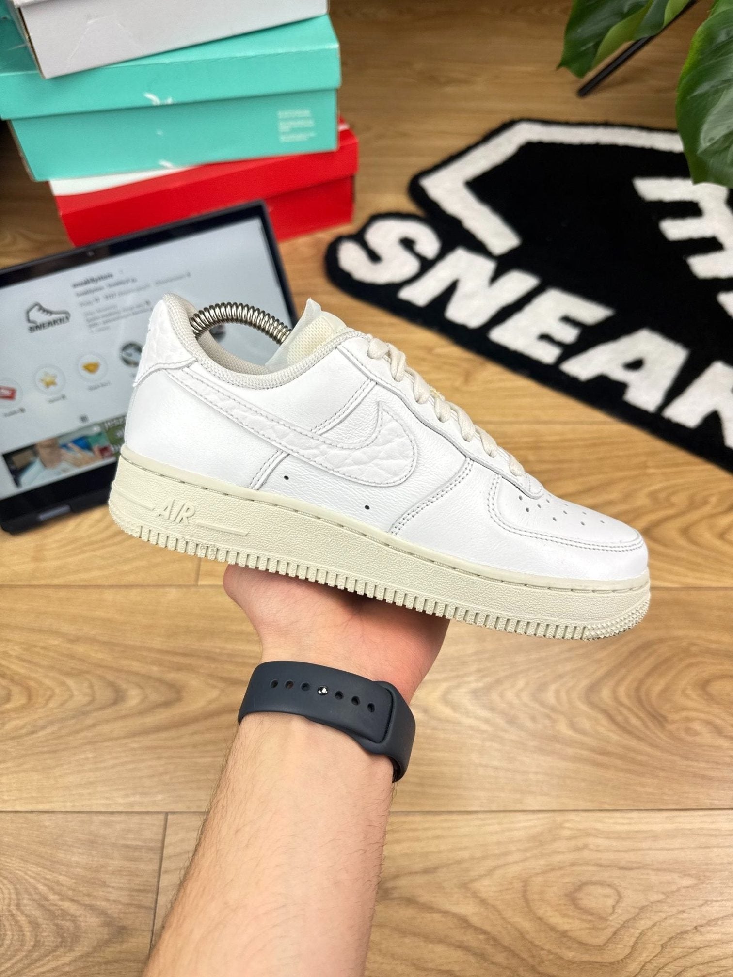 Nike Air Force 1 Low '07 White Black — buty sportowe damskie w bardzo dobrym stanie rozmiar 37.5, widok z góry na zewnętrzną stronę butów