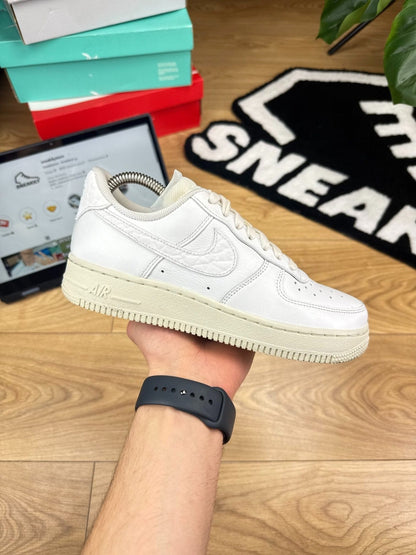 Nike Air Force 1 Low '07 White Black — buty sportowe damskie w bardzo dobrym stanie rozmiar 37.5, widok z góry na zewnętrzną stronę butów