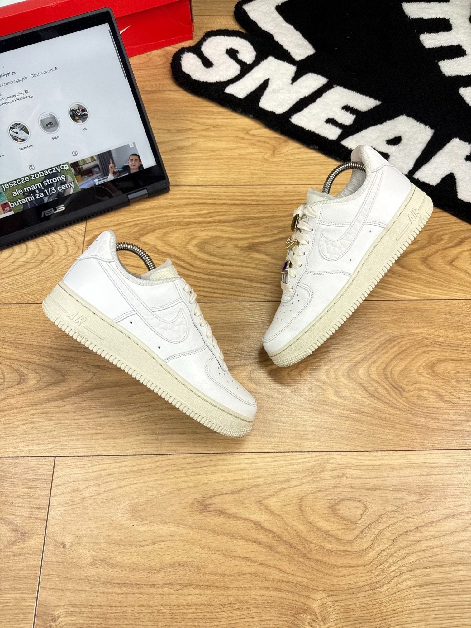 Nike Air Force 1 Low '07 White Black — buty sportowe damskie w bardzo dobrym stanie rozmiar 37.5, zewnętrzny panel prawego buta