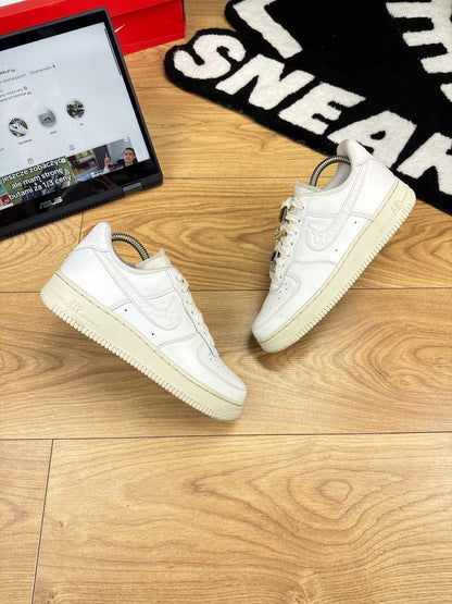 Nike Air Force 1 Low '07 White Black — buty sportowe damskie w bardzo dobrym stanie rozmiar 37.5, zewnętrzny panel prawego buta