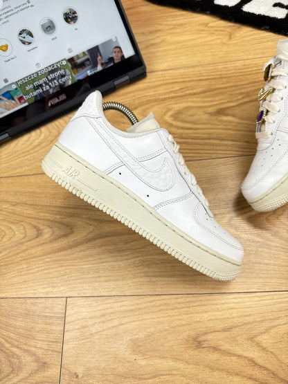 Nike Air Force 1 Low '07 White Black — buty sportowe damskie w bardzo dobrym stanie rozmiar 37.5, zewnętrzny panel lewego buta