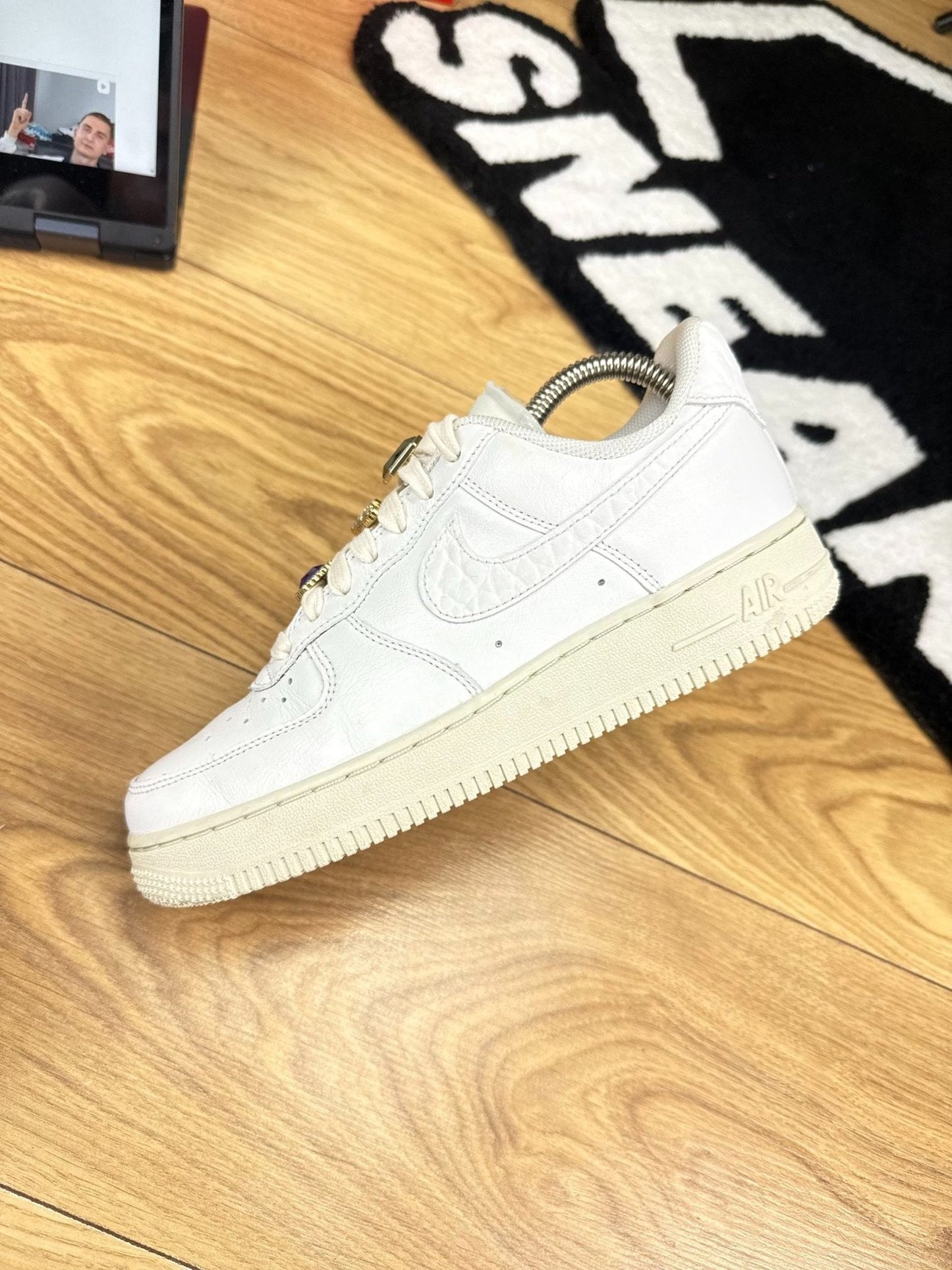 Nike Air Force 1 Low '07 White Black — buty sportowe damskie w bardzo dobrym stanie rozmiar 37.5, widok z góry na wewnętrzną stronę butów