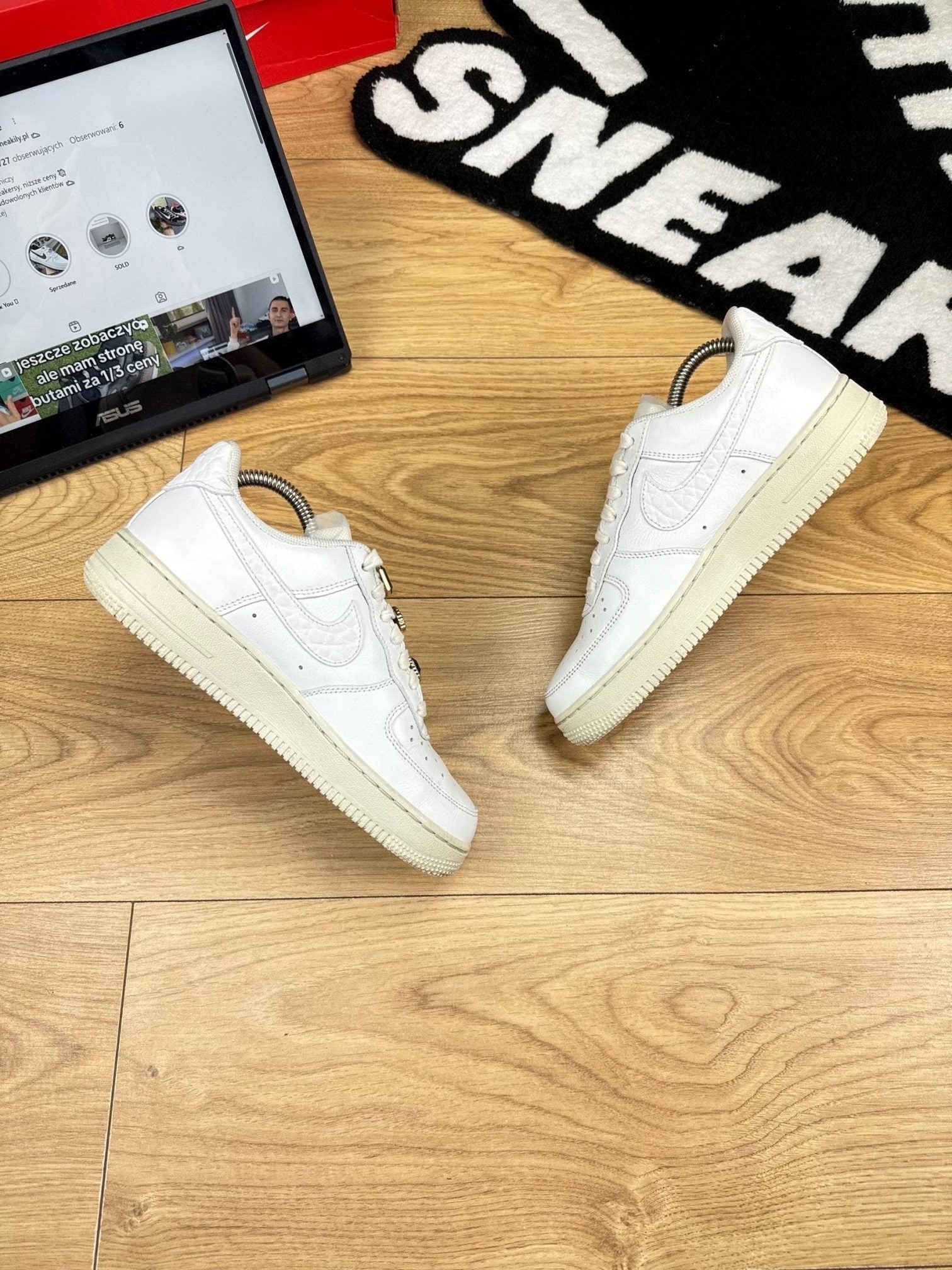 Nike Air Force 1 Low '07 White Black — buty sportowe damskie w bardzo dobrym stanie rozmiar 37.5, wewnętrzny panel lewego buta