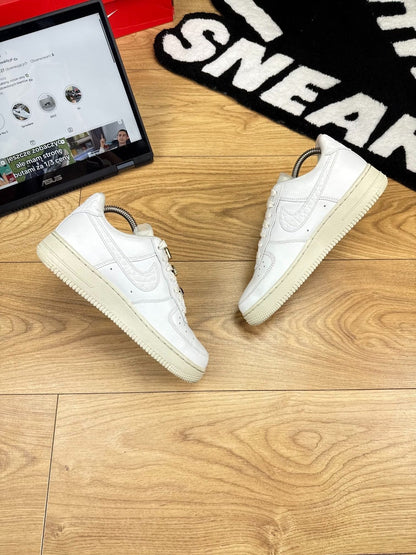 Nike Air Force 1 Low '07 White Black — buty sportowe damskie w bardzo dobrym stanie rozmiar 37.5, wewnętrzny panel lewego buta