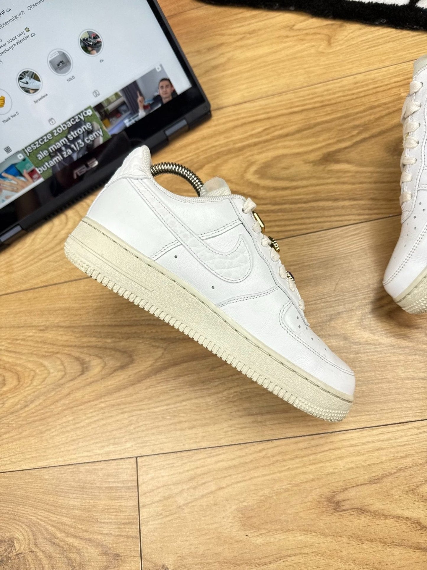 Nike Air Force 1 Low '07 White Black — buty sportowe damskie w bardzo dobrym stanie rozmiar 37.5, wewnętrzny panel prawego buta