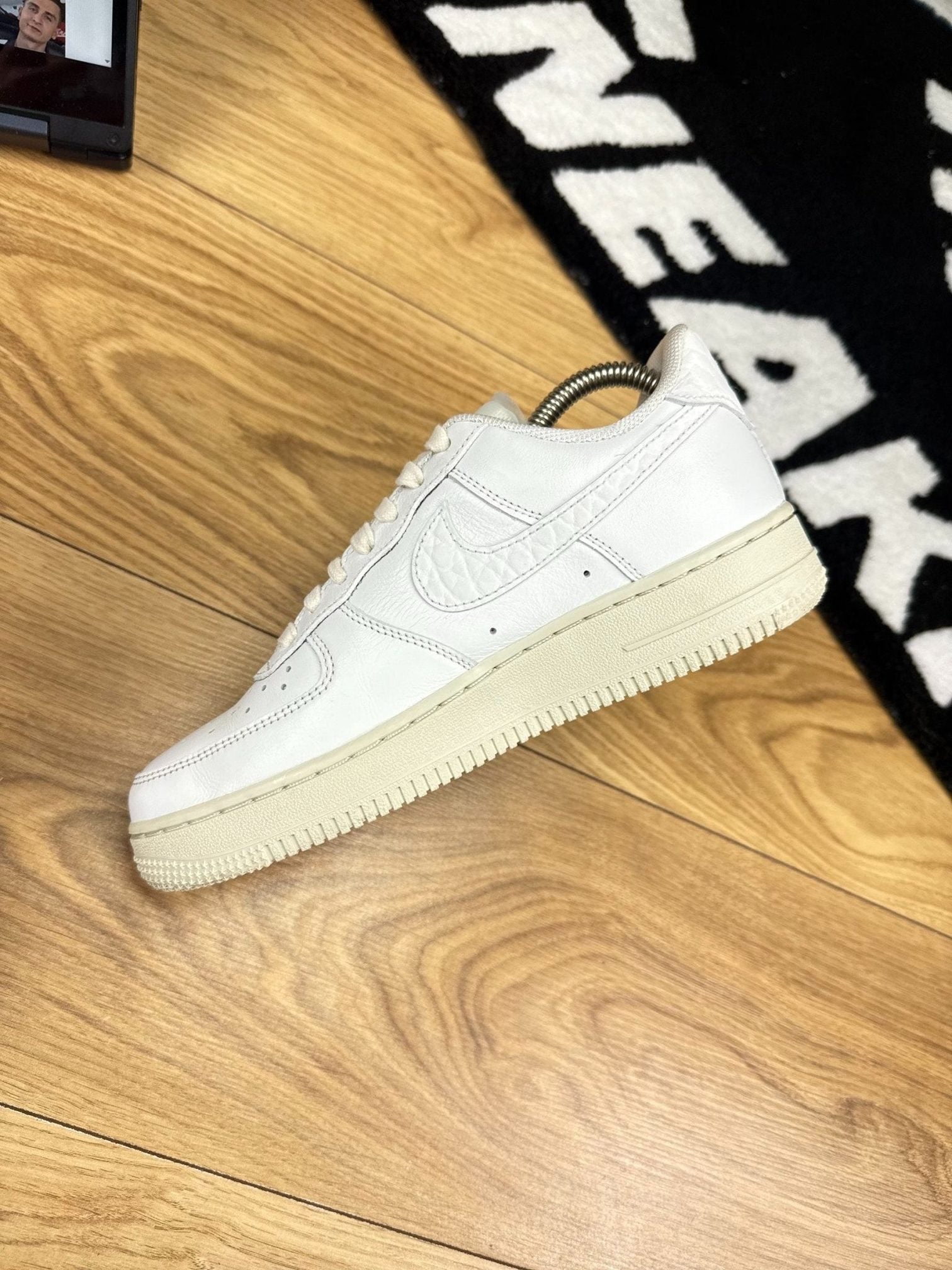 Nike Air Force 1 Low '07 White Black — buty sportowe damskie w bardzo dobrym stanie rozmiar 37.5, widok z góry