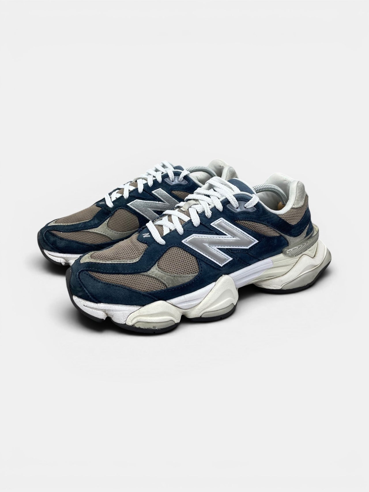 New Balance 9060 Navy Mushroom — buty sportowe męskie w bardzo dobrym stanie rozmiar 44.5, widok z boku